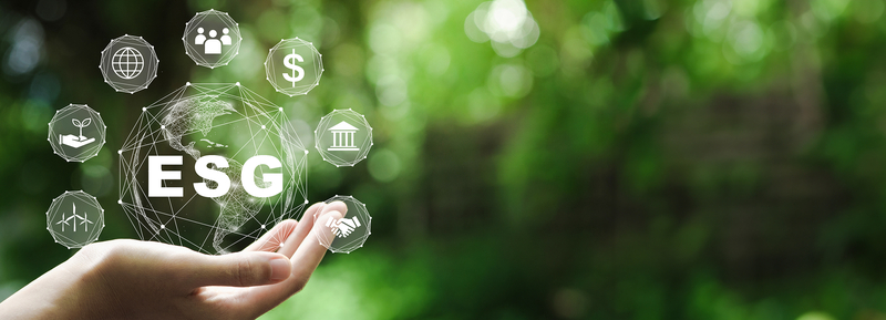 Offene Hand hält digitale ESG-Symbole vor grünem Hintergrund – Symbol für Nachhaltigkeit, soziale Verantwortung und verantwortungsvolle Unternehmensführung.