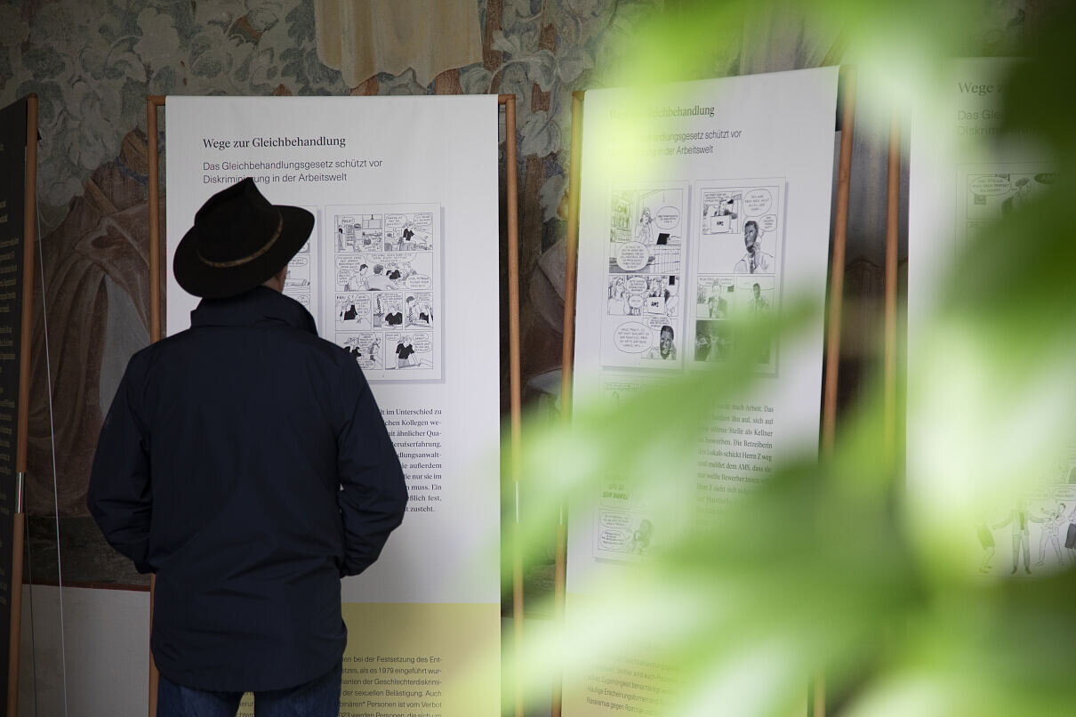 Blick in die Ausstellung „Wege zur Gleichbehandlung“ im Tiroler Volkskunstmuseum. | © Tiroler Volkskundemuseum.Maria_Kirchner