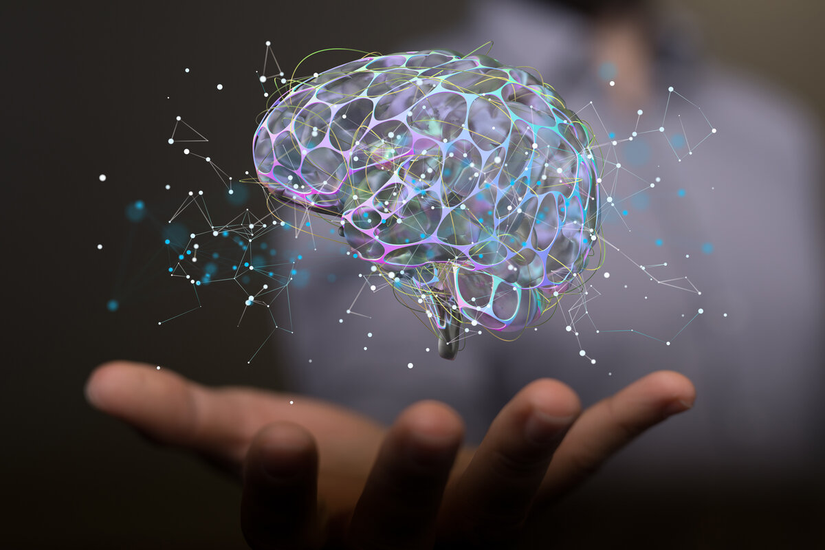Digitale Darstellung eines leuchtenden Gehirns, das über einer ausgestreckten Hand schwebt – Symbol für künstliche Intelligenz, Wissen und Innovation.