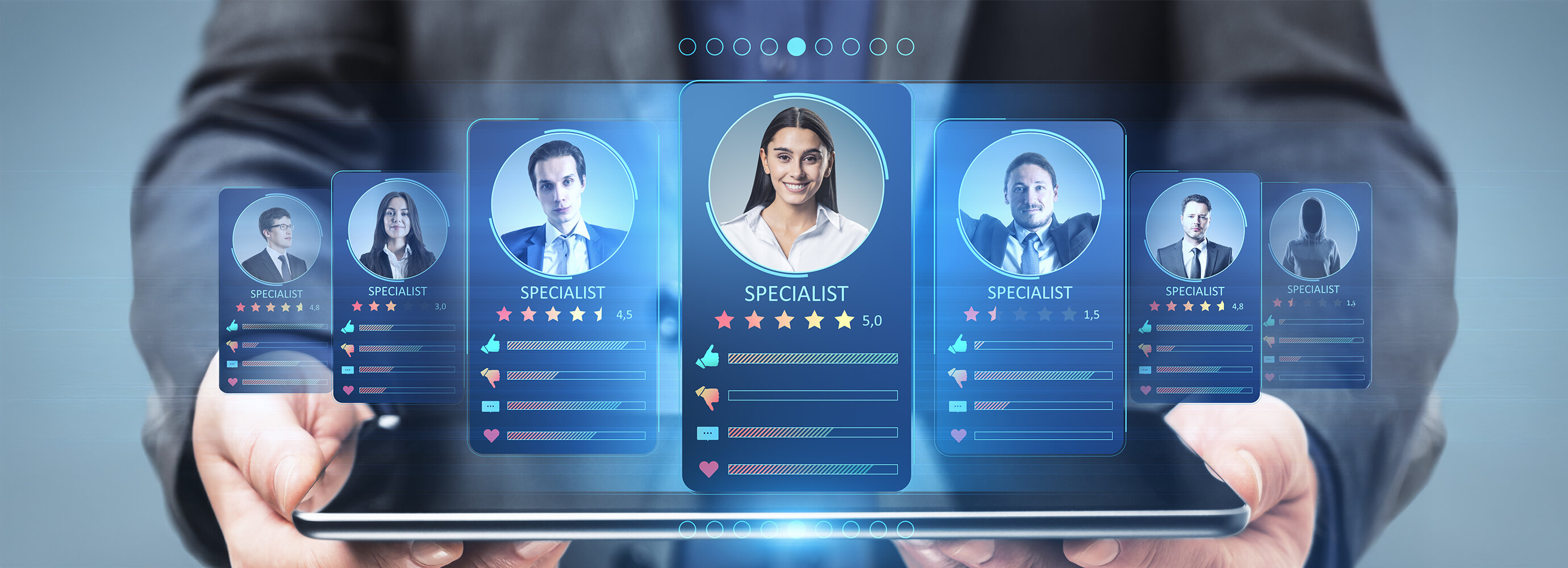 Tablet mit digitalen Profilkarten verschiedener Personen, die nach Bewertung und Kompetenz angezeigt werden – Darstellung von Recruiting, Digitalisierung und Talentmanagement. | © AdobeStock.Who is Danny