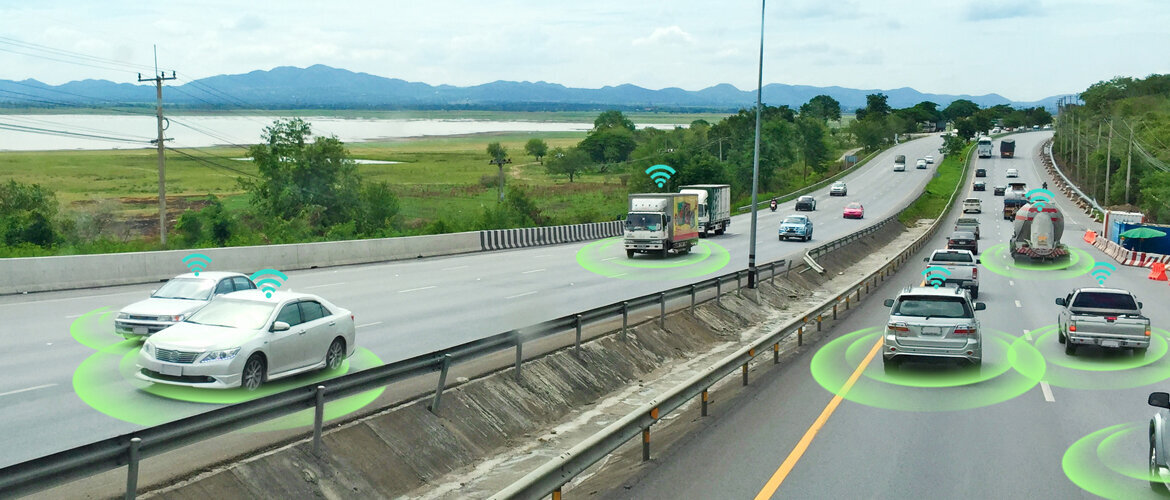 Mehrere Fahrzeuge auf einer Autobahn mit digitalen Verbindungssymbolen – Symbolbild für intelligente Mobilität, autonomes Fahren und Verkehrsnetzwerke. | © AdobeStock.AkaratPhasura