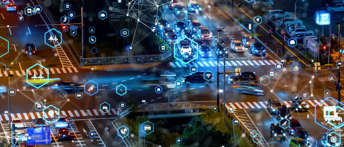 Verkehrsszene bei Nacht mit zahlreichen Autos und digital eingeblendeten Symbolen für Datenanalyse und Vernetzung – Darstellung intelligenter Verkehrsüberwachung und Mobilitätsforschung. | © AdobeStock.metamorworks