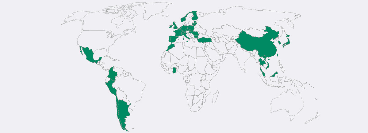 Weltkarte mit grün markierten Herkunftsländern von Austauschstudierenden der HOK, darunter USA, Kanada, Argentinien, Indien, China, Australien und weitere.