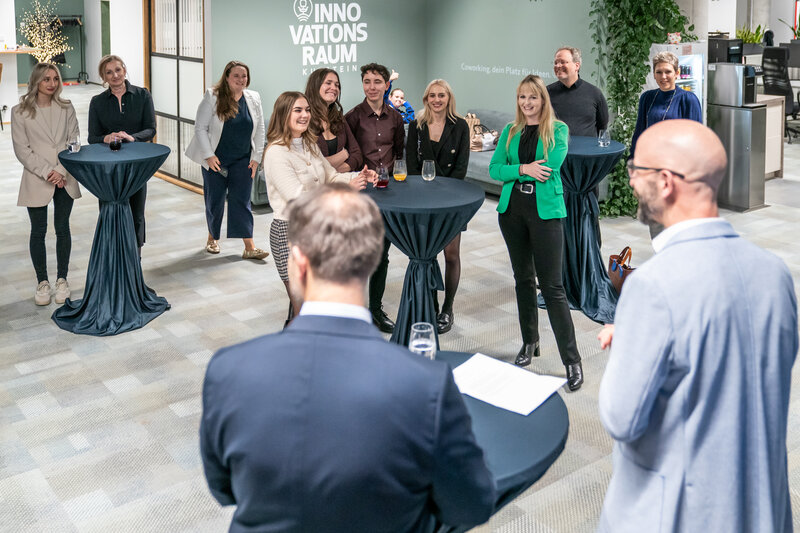 Preisträgerinnen des 3. Banking Awards mit Mitgliedern der Jury. 