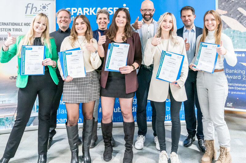 Preisträgerinnen des 3. Banking Awards mit Mitgliedern der Jury. 