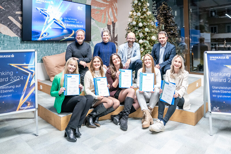 Preisträgerinnen des 3. Banking Awards mit Mitgliedern der Jury. 