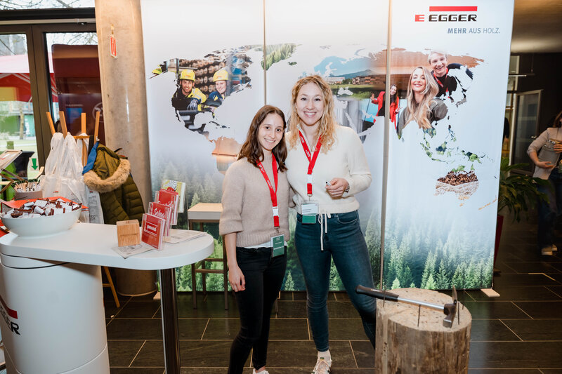 Mitarbeiterinnen von EGGER am Unternehmensstand auf der Meet & Match. 