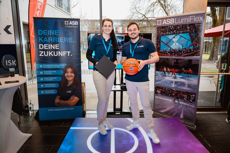 Mitarbeiter:innen von ASB GlassFloor am Unternehmensstand auf der Meet & Match. 