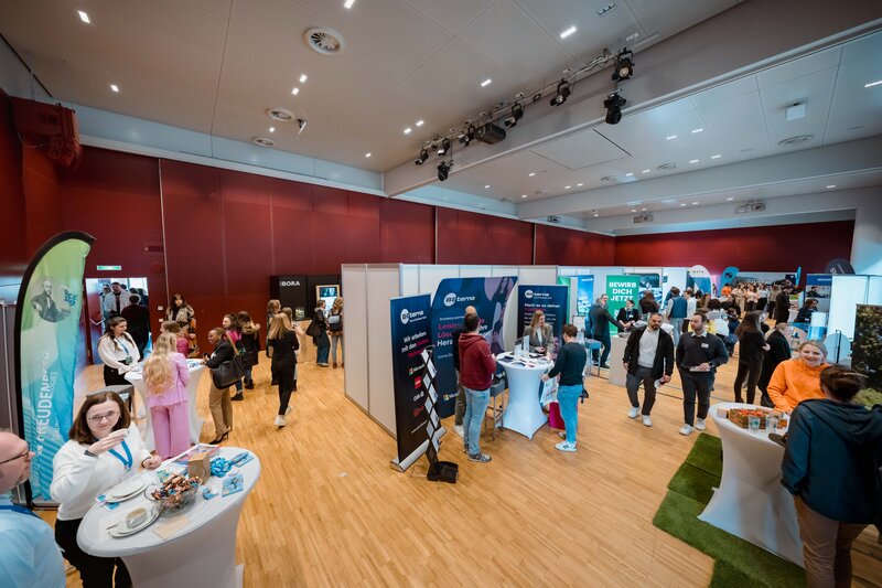 Die Stände der Meet & Match im Festsaal von oben fotografiert. 