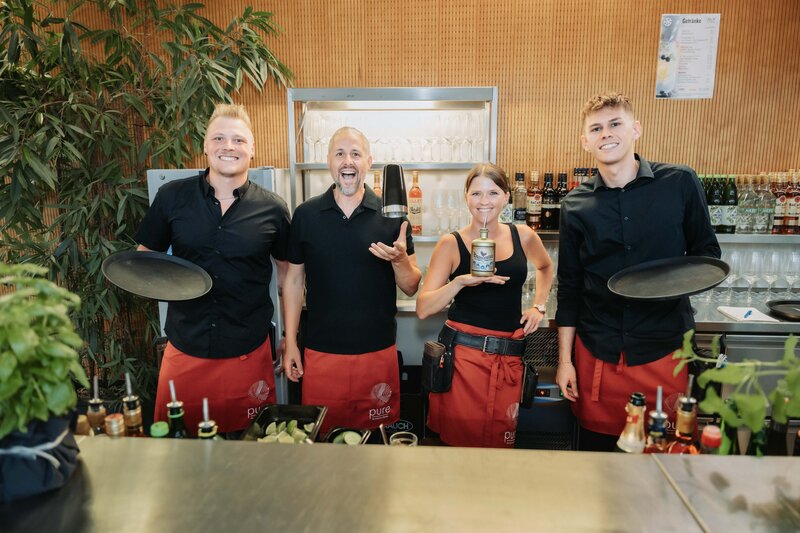 Die Bar in der Aula der HOK samt dem Bar-Team für das HomeComing Event 2025