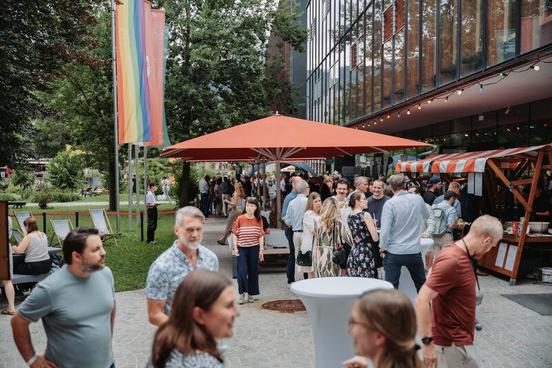 Besucher:innen des Homecomings 2025 vor dem Eingangsbereich der HOK. 