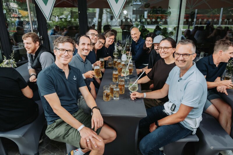 Homecoming-Besucher:innen unterbrechen ihr Gespräch für einen gemeinsamen Schnappschuss.