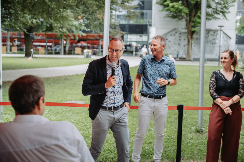 Rektor Prof. (FH) PD Dr. Mario Döller, FH-Geschäftsführer Prof. (FH) Dr. Thomas Madritsch und Organisatorin Jennifer Könneker, BA, Events-Team- eröffnen das HomeComing. 