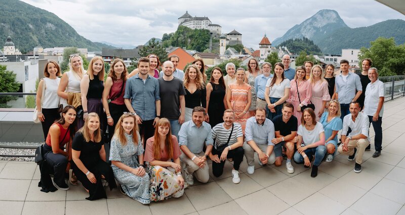 HomeComing-Gäste genießen den Moment, während sie für ein Bild innehalten.