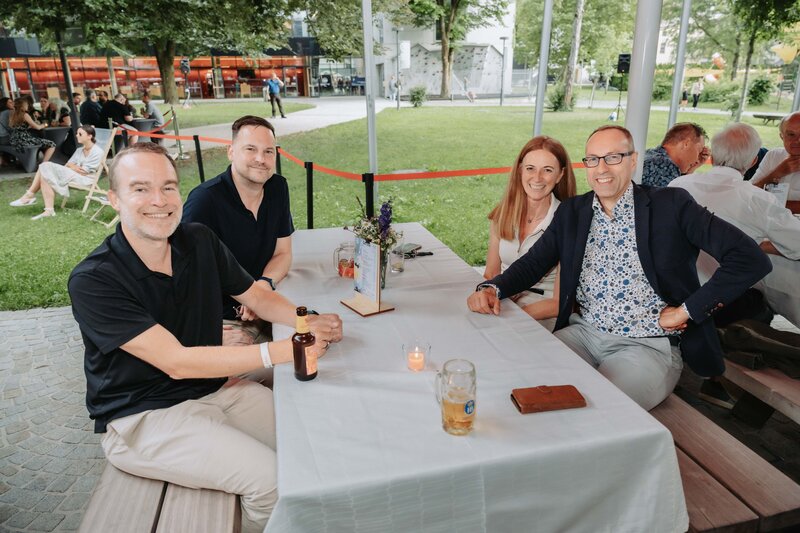 Teilnehmer:innen posieren für ein Foto am Homecoming-Event.