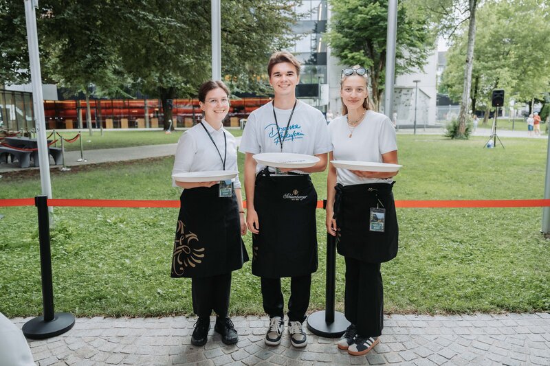 Drei studentische Hilfskräfte des Service-Teams bereiten im HomeComing-Einsatz.