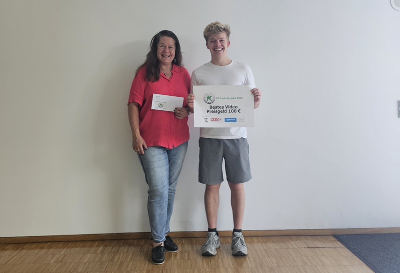 Karin Steiner mit Student bei der Übergabe der Urkunde im Rahmen der Veranstaltung 7 € Cash an der HOK.
