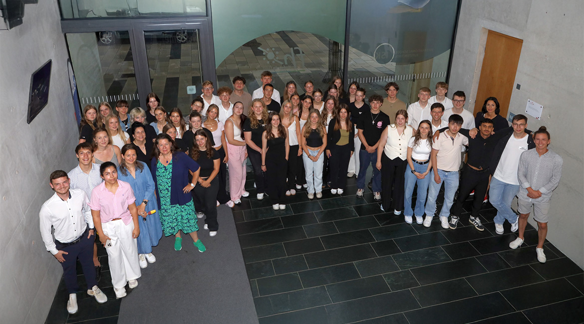 Großes Gruppenfoto der Teilnehmenden des Fit4Business@School Events 2025.