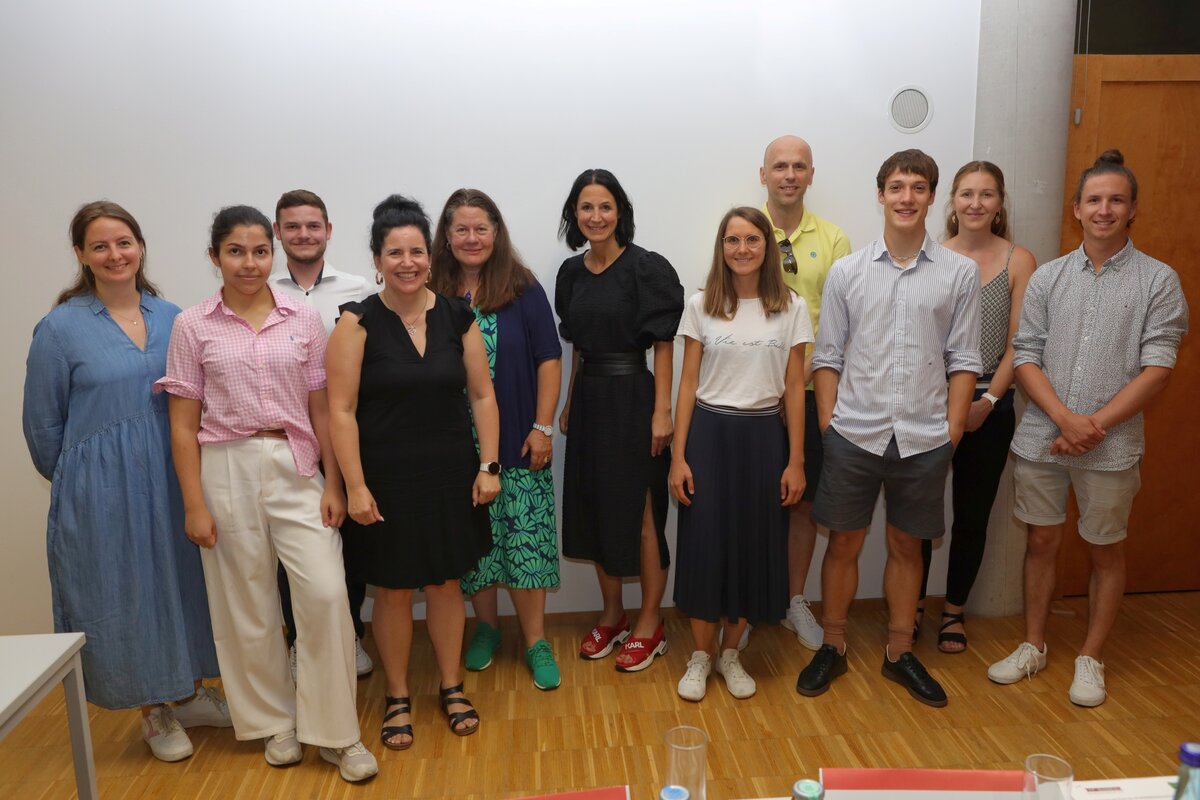Studierende und Lehrende des Fit4Business@School Events 2025 im Gruppenfoto.