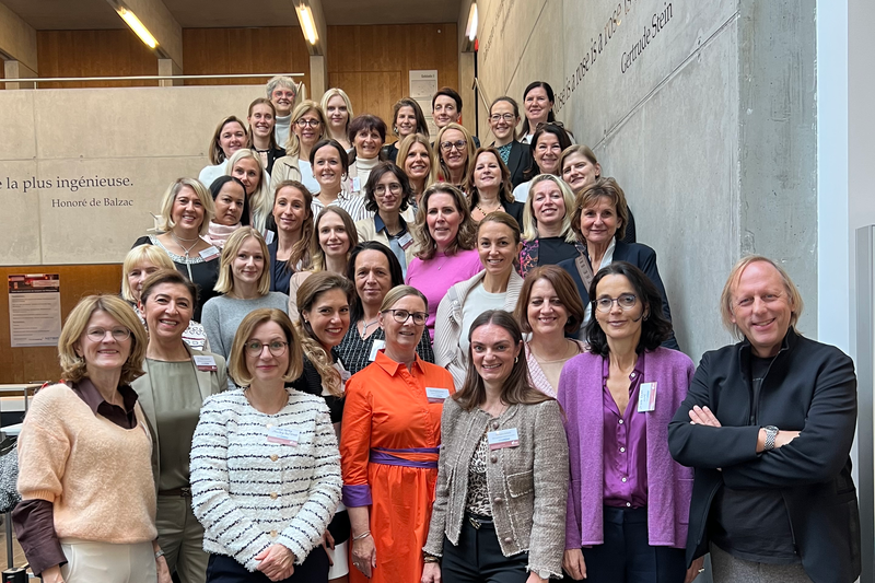 Gruppenfoto der Teilnehmerinnen der TMA Now beim 14. Internationalen Symposium Restrukturierung mit Gastgeber Markus Exler auf der Treppe im Foyer der HOK
