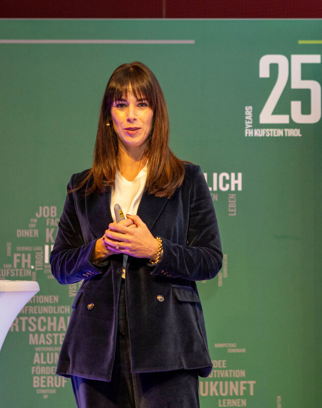 Esther Ausserhofer, Verwaltungsrätin bei Dr. Schär als Speakerin beim 9. Family Business Day an der HOK