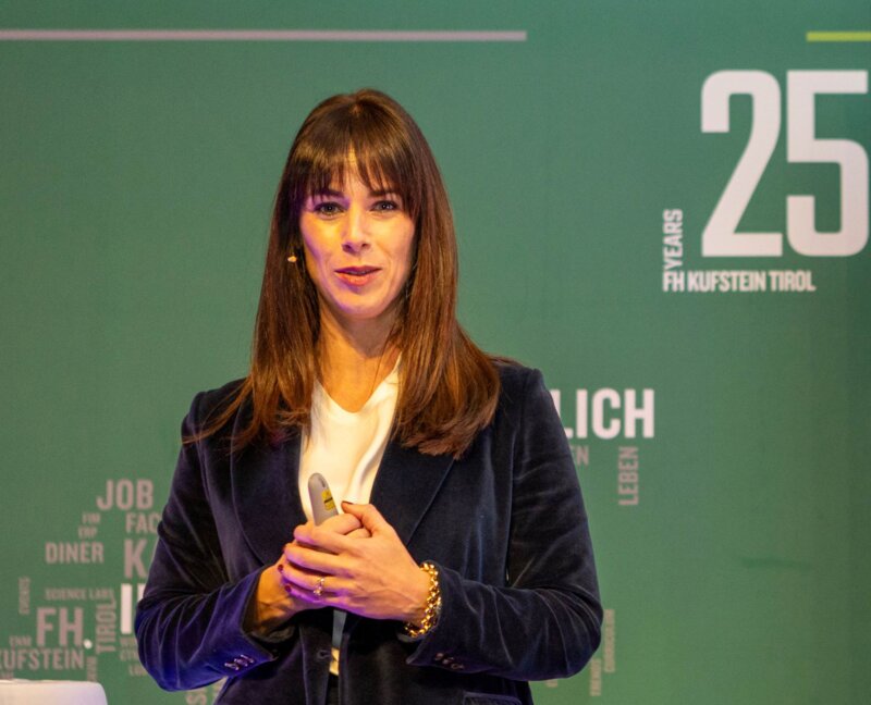 Esther Ausserhofer, Verwaltungsrätin bei Dr. Schär als Speakerin beim 9. Family Business Day an der HOK