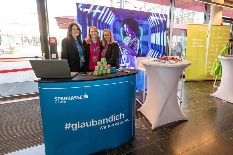 Messestand der Sparkasse mit Angestellten auf der Karrieremesse Meet & Match.