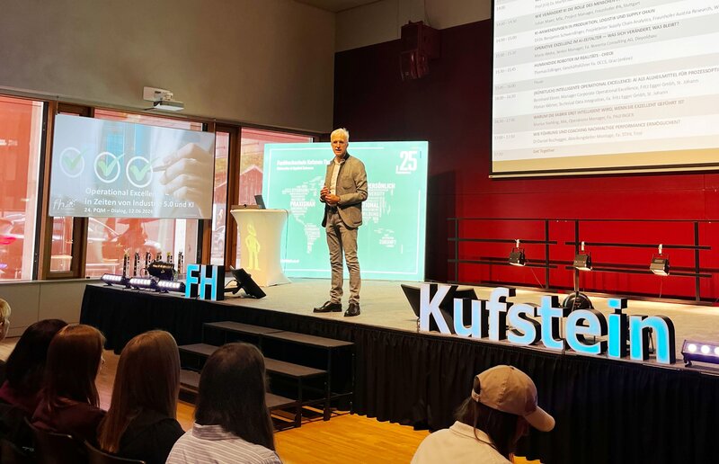 Professor Martin Adam begrüßt die Gäste des 24. PQM-Dialogs 2026 an der HOK auf der Bühne im Festsaal.