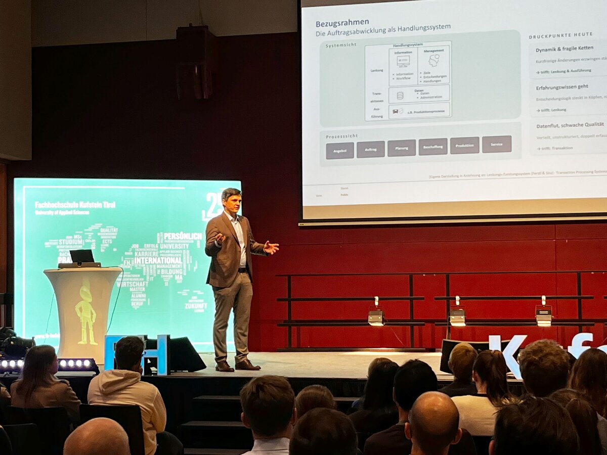Julian Maier vom Fraunhofer IPA hält beim 24. PQM-Dialog 2026 an der HOK einen Vortrag über KI-Agenten und die Entwicklung von generativer zu agentischer Künstlicher Intelligenz.