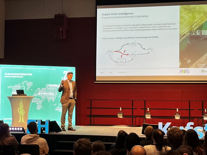 Julian Maier vom Fraunhofer IPA spricht beim 24. PQM-Dialog 2026 an der HOK über die Entwicklung von generativer zu agentischer Künstlicher Intelligenz.