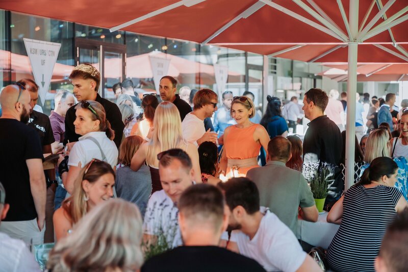 Alumni und Gäste nutzen den Außenbereich beim HomeComing 2026.