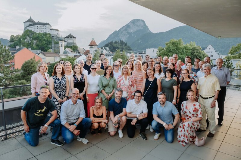 Teilnehmerinnen und Teilnehmer des HomeComing 2026 auf der Dachterrasse der Hochschule Kufstein.