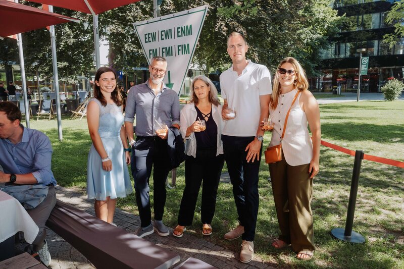 Alumni und Gäste posieren beim HomeComing 2026 für ein Gruppenfoto am Stadtpark Kufstein.