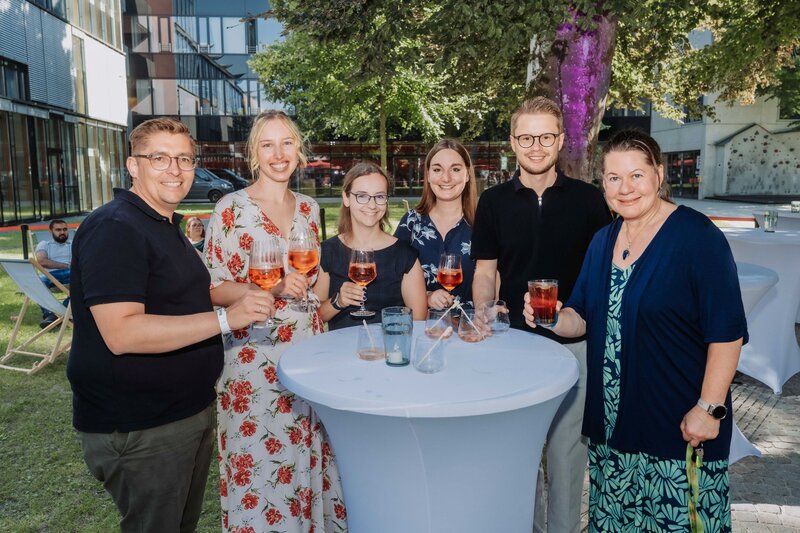Karin Steiner im Gespräch mit Teilnehmerinnen und Teilnehmern des HomeComing 2026.