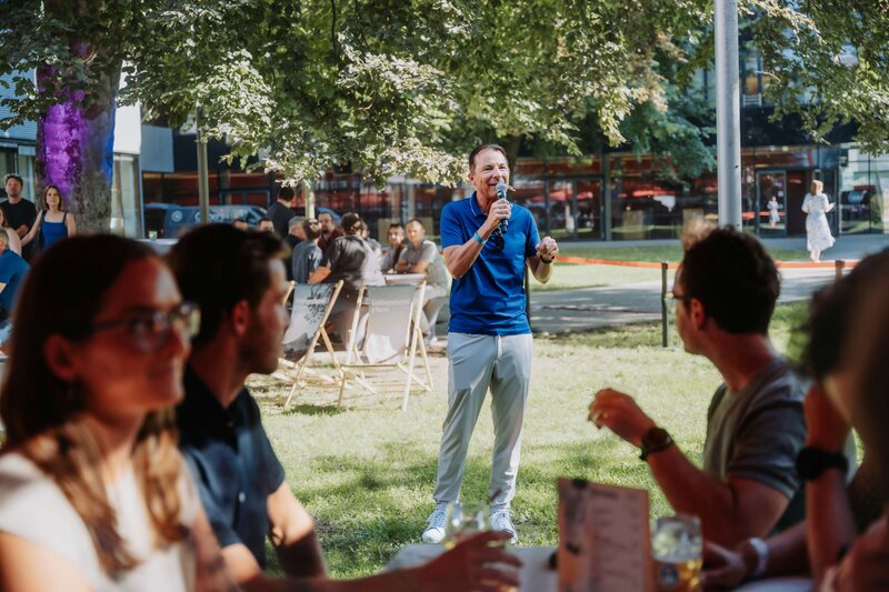 Thomas Madritsch begrüßt die Gäste beim HomeComing 2026 der Kufsteiner Hochschule. 