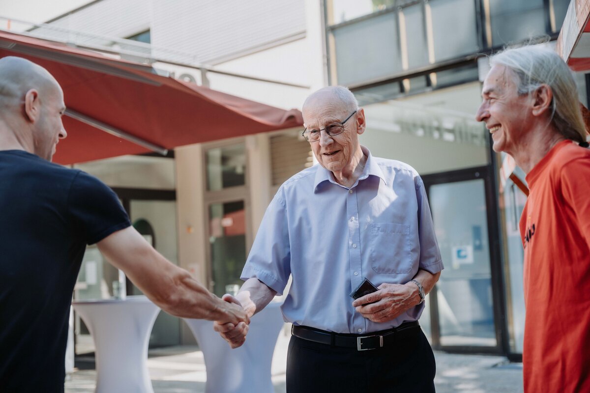Prof. KommR Walter J. Mayr, MBA, vor dem Eingang der HOK beim HomeComing 2026.
