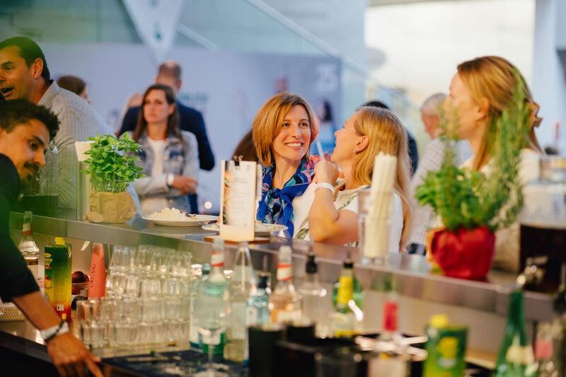 Zu sehen ist die Bar innerhalb der HOK des HomeComing Events 2024.