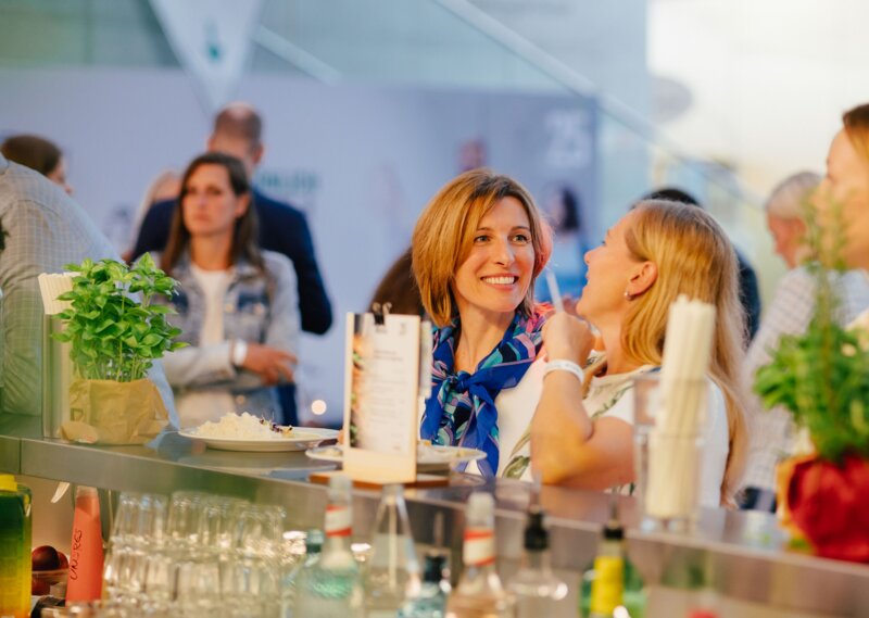 Zu sehen ist die Bar innerhalb der HOK des HomeComing Events 2024.