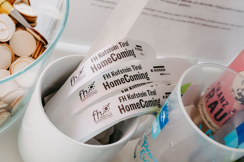 Auf dem Bild sind Homecoming-Bänder der HOK zu sehen