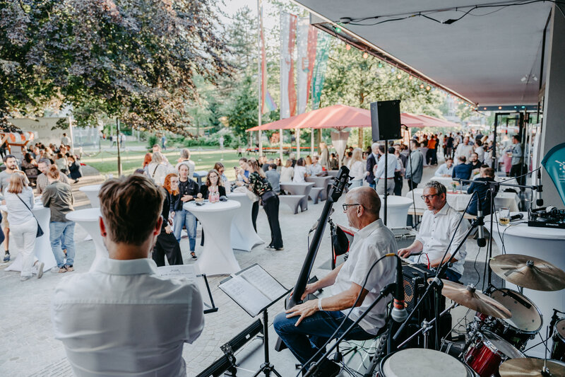 Zu sehen ist die Band der HOK, die beim Homecoming-Event Musik spielt.