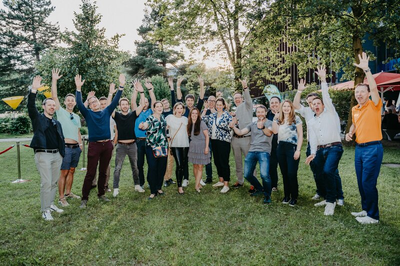 Eine Gruppe von Personen bei einer Outdoor-Veranstaltung