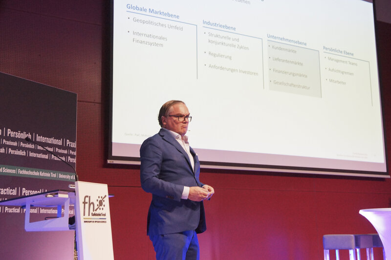 Thomas Atzwanger als Vortragender auf der Bühne beim 7. Family Business Day an der HOK 