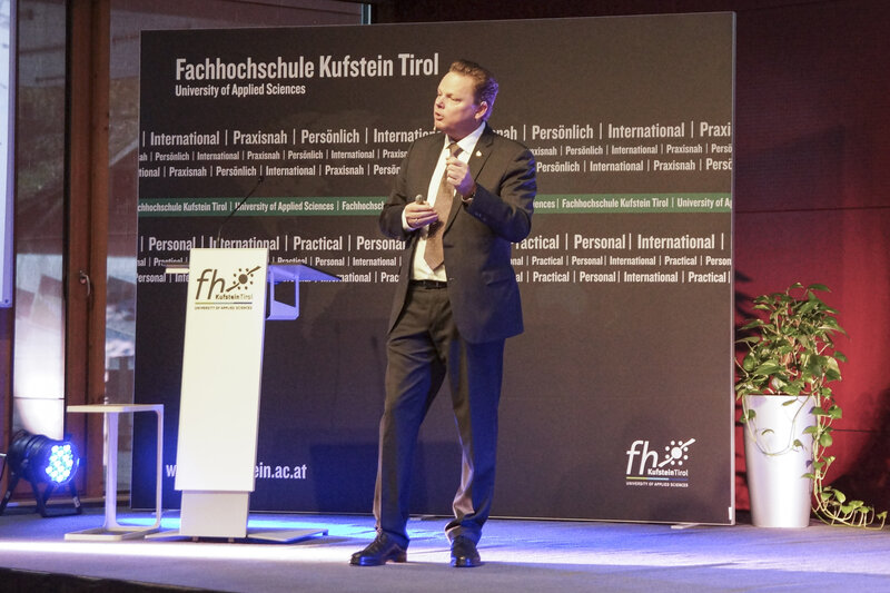 Karl Christian Handl bei seinem Vortrag im Rahmen des 7. Family Business Days an der HOK