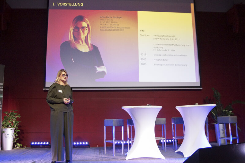 Anna Aichinger als Speakerin auf Bühne des 7. Family Business Day der HOK