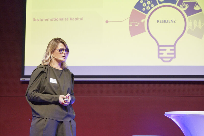 Anna Aichinger als Speakerin auf Bühne des Family Business Days 2023 an der HOK