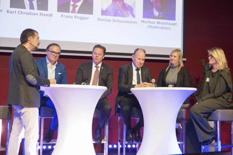 Podiumsdiskussion im Rahmen des 7. Family Business Day an der HOK mit Markus Weishaupt, Thomas Atzwanger, Karl Christian Handl, Franz Pegger, Denise Schurzmann und Anna Aichinger.
