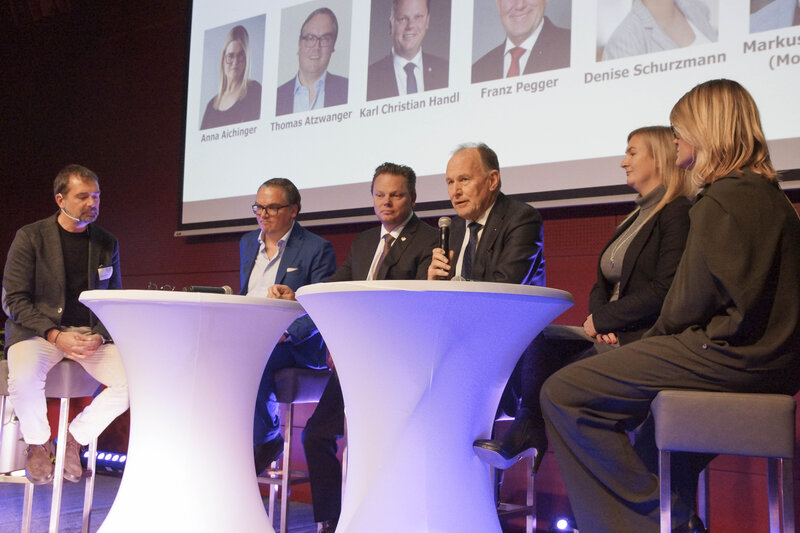 Markus Weishaupt, Thomas Atzwanger, Karl Christian Handl,  Franz Pegger, Denise Schurzmann und Anna Aichinger bei der Podiumsdiskussion im Rahmen des 7. Family Business Day an der HOK