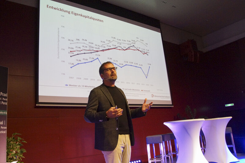 Markus Weishaupt bei seiner Präsentation im Rahmen des 7. Family Business Days an der HOK