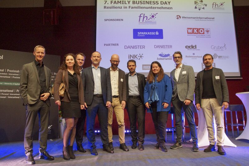 Teilnehmende auf einer Bühne beim 7. Family Business Day