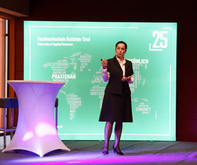 Vortragende auf der Bühne beim 21. PQM-Dialog 2023 an der HOK.